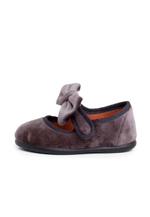 Ballet flat grigio in velluto con punta tonda, rifiniture nere e un fiocco decorativo sulla cinghia. Tessuto morbido e suola texturizzata per una migliore aderenza.