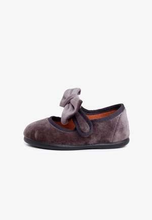 Graue Samt-Ballettschuhe mit runder Zehe, schwarzem Besatz und einer dekorativen Schleife am Riemen. Weicher Stoff und eine strukturierte Sohle für besseren Halt.