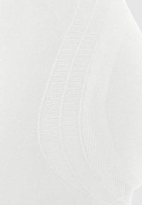 Tessuto bianco senza giunture con una superficie liscia e sottili motivi a coste. Il materiale appare leggero con una leggera lucentezza.