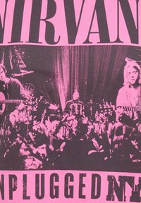 Τρεις μουσικοί παίζουν ακουστικές κιθάρες και τύμπανα πάνω στη σκηνή με το κείμενο «Nirvana Unplugged NY» πάνω και κάτω από τη σκηνή.