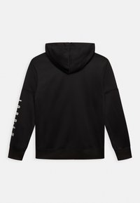 Schwarzer Kapuzenpullover mit glatter Textur, ausgestattet mit einer Kängurutasche und weißen Textelementen entlang des linken Ärmels.