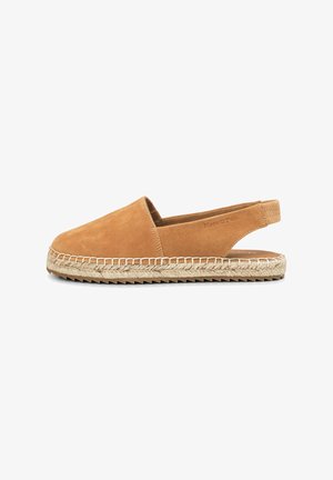 Tan suède slingback schoenen met een ronde neus, jute-gewikkelde zool en contrasterende stiksels. Platte, gestructureerde rubberen buitenzool voor grip.