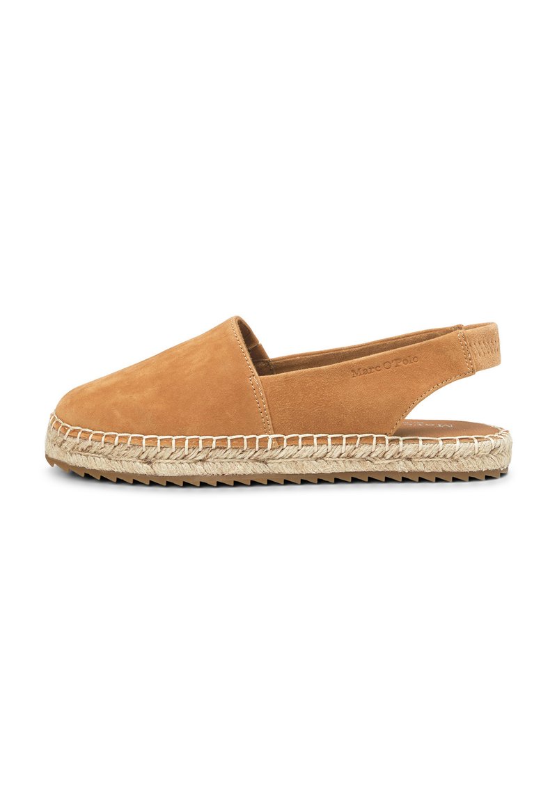 Chaussure slingback en suede beige avec un bout arrondi, semelle en jute, et couture contrastante. Semelle extérieure en caoutchouc texturée et plate pour une meilleure adhérence.