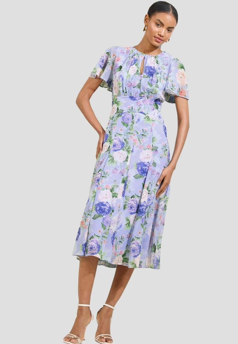 Bloemen midi-jurk met een lavendelachtergrond, korte fladdermouwen, sleutelhoes halslijn en een vloeiende silhoeet met een bloemenpatroon.