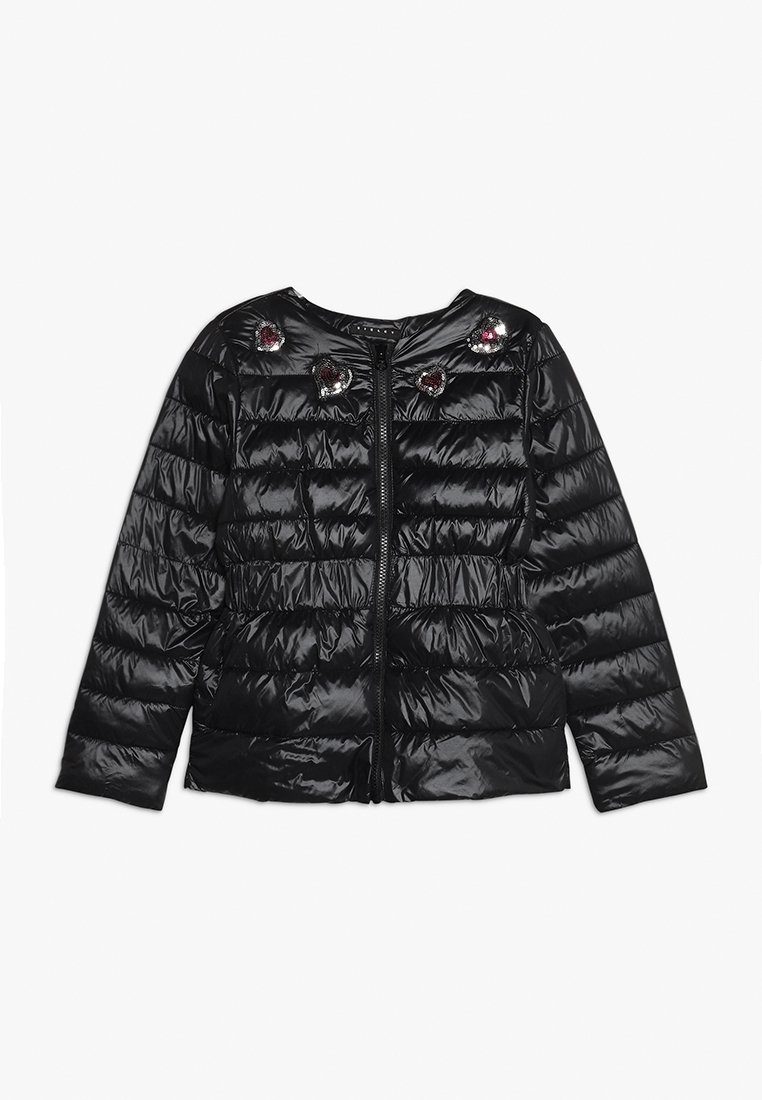 Veste matelassée noire avec fermeture éclair devant et quatre ornements brillants en forme de cœur près de l'encolure.