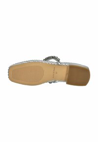 Sandal con tacco argento con tomaia texture, hardware decorativo e una suola piatta in gomma con scanalature orizzontali e marchi del brand.