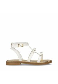 Witte leren sandaal met drie banden. Verstelbare enkelband met gouden hardware. Vlakke zool met een subtiele metallic afwerking.
