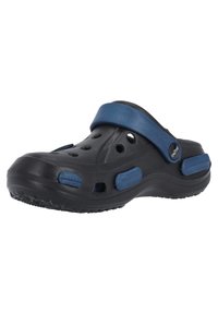 Sabot en caoutchouc noir avec des accents bleus, doté de trous de ventilation et d'une sangle à l'arrière pour un meilleur maintien. Semelle texturée pour une adhérence améliorée.