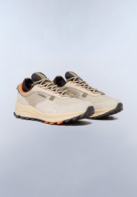 Béžové sportovní boty s vrchní částí z nubuku a síťoviny, s černými a oranžovými akcenty, šněrováním a texturovanou gumovou podrážkou pro zvýšení trakce.