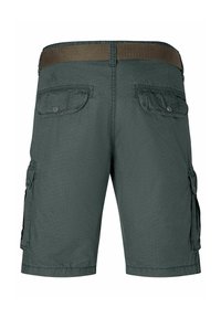 Cargo-Shorts aus dunkelgrünem Stoff mit einem strukturierten Muster, ausgestattet mit zwei Gesäßtaschen und einem gewebten braunen Gürtel.