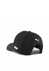 Czarna czapka z zakrzywionym daszkiem, haftowanym logo Pumy oraz brandingiem Formuły 1 z boku. Teksturowane wnętrze z wentylowanymi otworami.