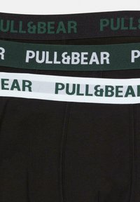 Fekete boxer alsónadrág három elasztikus derékpánttal zöld, fehér és fekete színben; mindegyiken a "PULL&BEAR" felirat látható a megfelelő színekben.