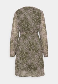 Vestido de mangas curtas em verde-azeitona com um padrão paisley, apresentando uma cintura com cinto e um ajuste solto. Tecido transparente com uma textura suave.