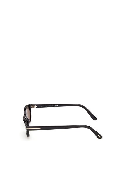 Zwarte zonnebril met een rechthoekig frame, gemaakt van plastic. Bevat donkere glazen en gouden accenten op de pootjes, met "Tom Ford" merknaam.