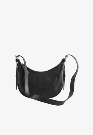 Geantă de umăr din piele neagră cu model în relief, fermoar auriu și curea reglabilă înfășurată în față pe fundal alb.