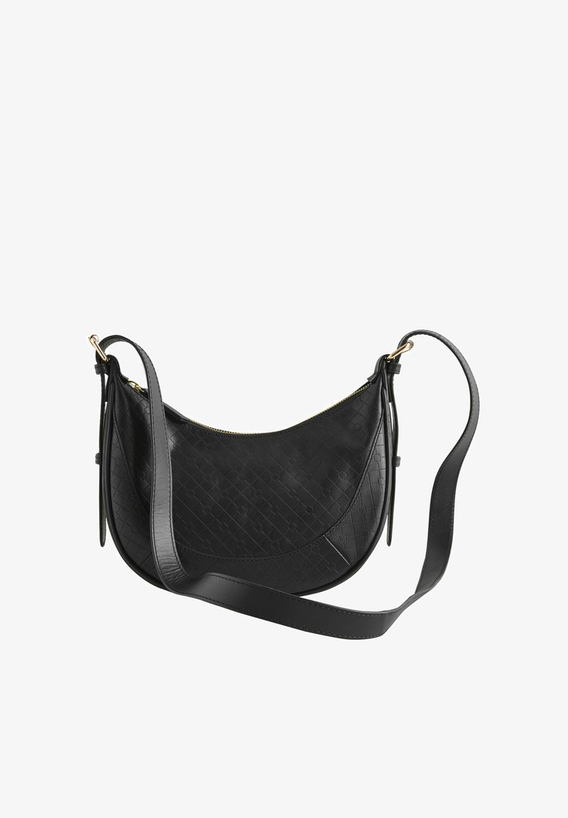 Sac bandoulière en cuir noir avec motif embossé, fermeture éclair dorée, et sangle ajustable bouclée à l'avant sur fond blanc.