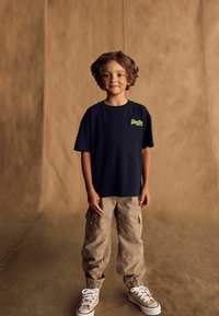 Superdry PARA REGULAR FIT - Cargo trousers - stone