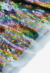 Tessuto di paillettes multicolori con paillettes rotonde di varie tonalità, sovrapposto a una base di tulle azzurro chiaro, mostrando una superficie lucida e testurizzata.