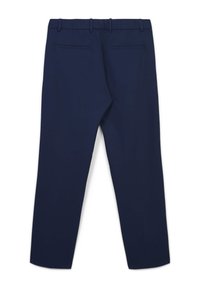 Pantaloni su misura blu navy con tasche a filetto posteriori, passanti per cintura e gamba dritta, mostrati da dietro su uno sfondo bianco.