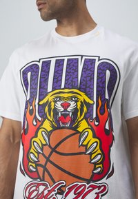 Puma CROWD CRAZE TEE - T-Shirt print - white