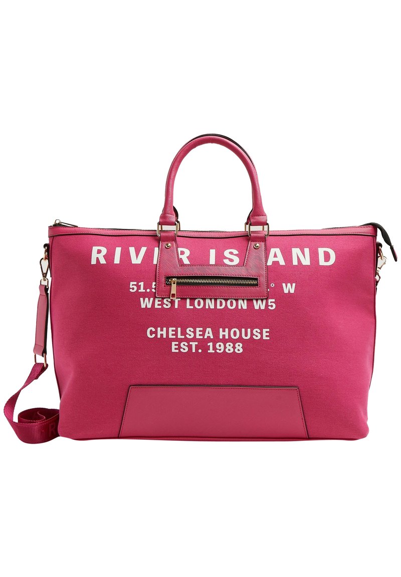 Sac fourre-tout en toile rose avec texte blanc. Dispose de doubles poignées et d'une bandoulière réglable. Inclut un détail de poche zippée.