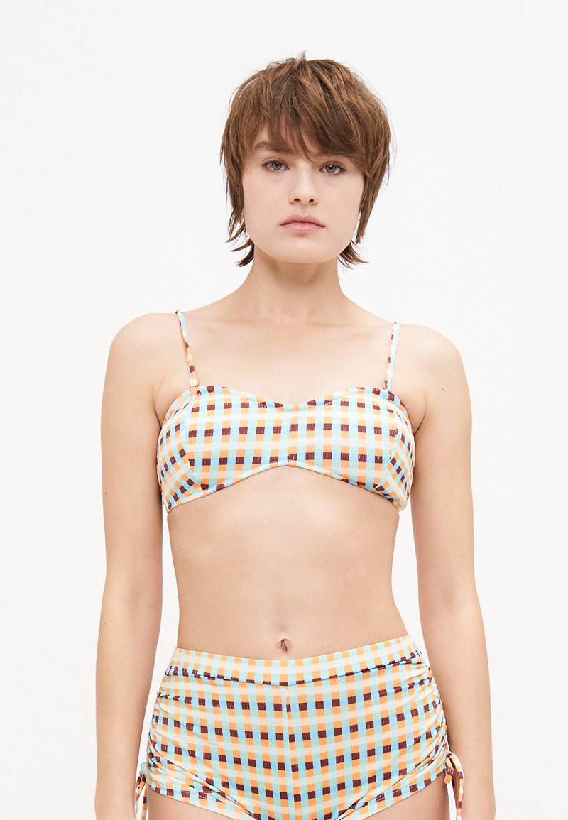 Bikini set koji uključuje bandeau majicu i hig waisted gaćice u višebojnom kariranom uzorku plave, narančaste i smeđe boje.