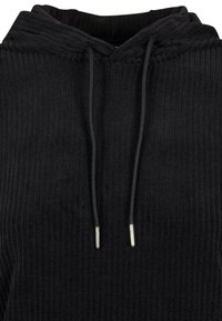 Sweat à capuche côtelé noir avec cordons munis d'embouts métalliques, montrant la capuche et la partie supérieure de la poitrine.