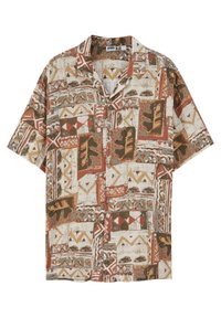 Chemise à manches courtes avec boutons, arborant des motifs géométriques abstraits et de feuilles aux tons terreux en marron, beige et rouille.