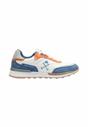 Zapatilla blanca con detalles en ante azul y naranja, logo de mazos de polo azules cruzados, cordones blancos y suela de goma con textura.