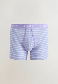 Boxers pour hommes rayés bleu clair et blanc avec une ceinture lavande portant le mot « NEXT » en lettres blanches.