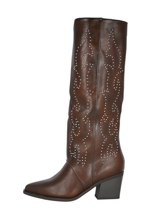 Bota cowboy de cuero marrón hasta la rodilla con costuras decorativas y tachuelas plateadas, punta afilada y tacón cuadrado.