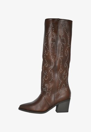 Bota cowboy de cuero marrón hasta la rodilla con costuras decorativas y tachuelas plateadas, punta afilada y tacón cuadrado.