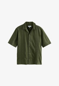Camisa de botones de manga corta en verde oliva, con un tejido texturizado y patrones de diamantes, que cuenta con un cuello extendido y botones en la parte delantera.