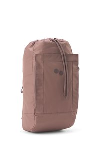 Hellbrauner Nylon-Rucksack mit gerafftem Deckel, Fronttasche, Kordelzugverschluss und zwei runden Akzenten. Glatte Textur und minimalistisches Design.