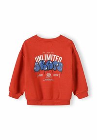 Sweatshirt rouge à manches longues avec poignets et ourlet côtelés, arborant un grand texte graffiti "UNLIMITED SKATE" et des noms de villes au dos.