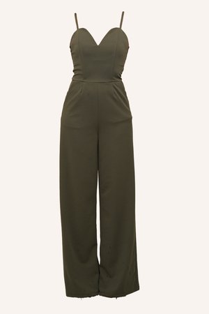 Olijfgroene jumpsuit met een sweetheart-halslijn, dunne banden, aansluitend lijfje en wijde broekspijpen. Stof lijkt soepel.