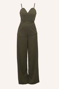 Combinaison olive avec un décolleté en cœur, des fines bretelles et un design à jambes larges. Fabriquée dans un tissu lisse avec un corsage ajusté et une coupe décontractée.