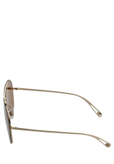 Goldfarbene Sonnenbrille mit dunklen Gläsern, ausgestattet mit einem schlanken Rahmen, Nasenpads und länglichen Bügeln mit auffälligen Ausschnitten.