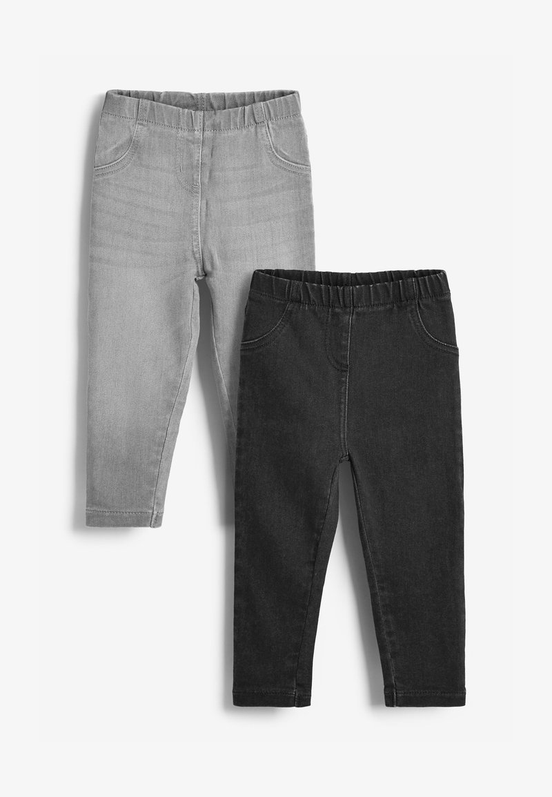 Dvojice kalhot ve světle šedé a černé džínovině. Obě mají elastické pásky v pase, falešné přední kapsy a zúžený střih nohavic.