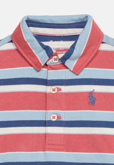Polo à col avec des rayures horizontales rouges, bleu clair, blanches et bleu marine, avec trois boutons et un logo cheval brodé bleu.