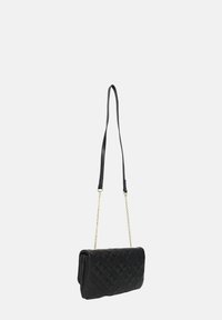 Borsa a tracolla in pelle nera trapuntata con forma rettangolare, caratterizzata da una tracolla a catena, una superficie liscia e dettagli a motivo diamantato.