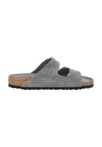 Grijze suède Birkenstock slide sandaal met kurken voetbed, zwarte loopzool en twee brede banden, zijaanzicht weergegeven.