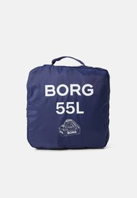 Temno modra torba za šport z belim napisom "BORG 55L." Kompaktna, kvadratna oblika z zgornjim ročajem. Na eni strani je prikazan risan prikaz torbe.