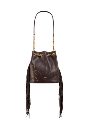 Braune Leder-Bucket-Bag mit goldfarbenen Beschlägen, Kettenriemen und Fransen-Detail. Verziert mit genähten Blattmustern und einem Kordelzugverschluss.