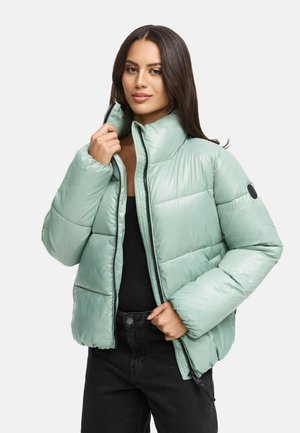 Mintgrøn puffjakke med høj krave, lynlåslukning og polstret design. Sorte detaljer ved lynlåsen og ærmerne. Båret over en sort top.
