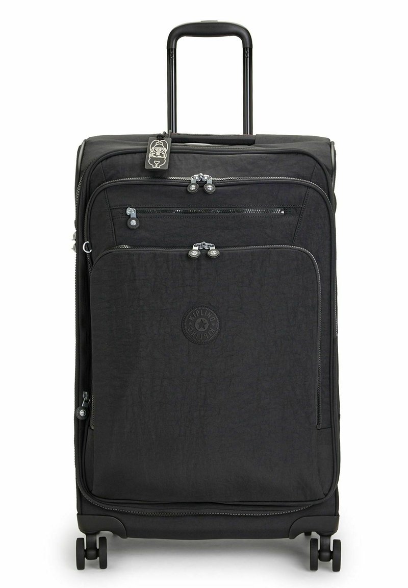 Valigia nera soft-side con diverse tasche con cerniera, manico telescopico, quattro ruote e finitura testurizzata. Presenta il logo sul davanti.