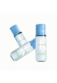Brume soyeuse à la noix de coco CK de Calvin Klein dans un flacon bleu clair ; transparent avec du texte blanc et des accents verts. Capacité de 236 ml ; forme ronde.