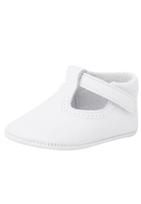 Scarpa in pelle bianca con punta arrotondata, un taglio laterale e una cintura in Velcro. Presenta dettagli cuciti lungo i bordi. Rivestimento interno morbido.