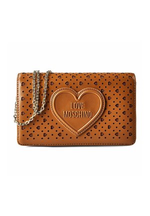 Bruine leren clutch met geperforeerde hartpatronen, groot gestikt hartpatch met de tekst "LOVE MOSCHINO" in reliëf, en een zilveren kettingriem.
