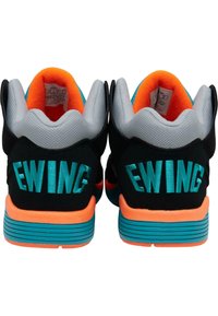 Czarne sneakersy z turkusowymi akcentami, pomarańczowym wykończeniem i haftem "EWING" na pięcie. Wykonane z teksturowanej siateczki i skóry.
